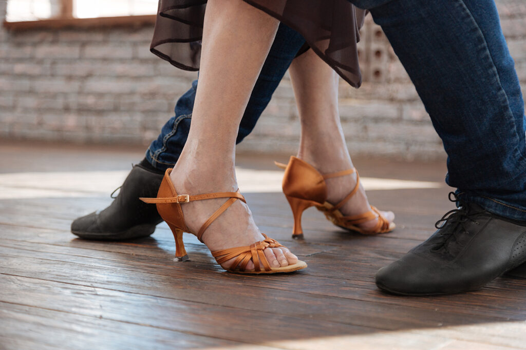 Zoom sur les pieds de deux danseurs